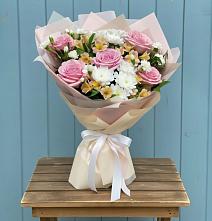 Букет цветов из:  Гвоздики, Орхидеи и Розы в Кукморе