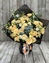 Букет цветов из:  Розы и Лизиантусы в Кукморе