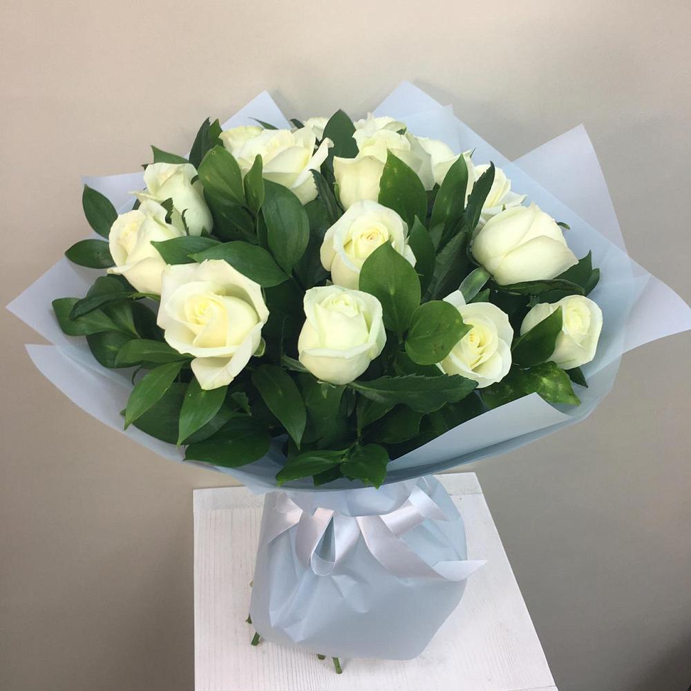 Букет 15 Белых роз Проуд в Кукморе