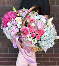 Композиция солнечный день в Кукморе Цветочная композиция из Розы, Хризантемы, Пионы и Лизиантусы в корзине в Кукморе