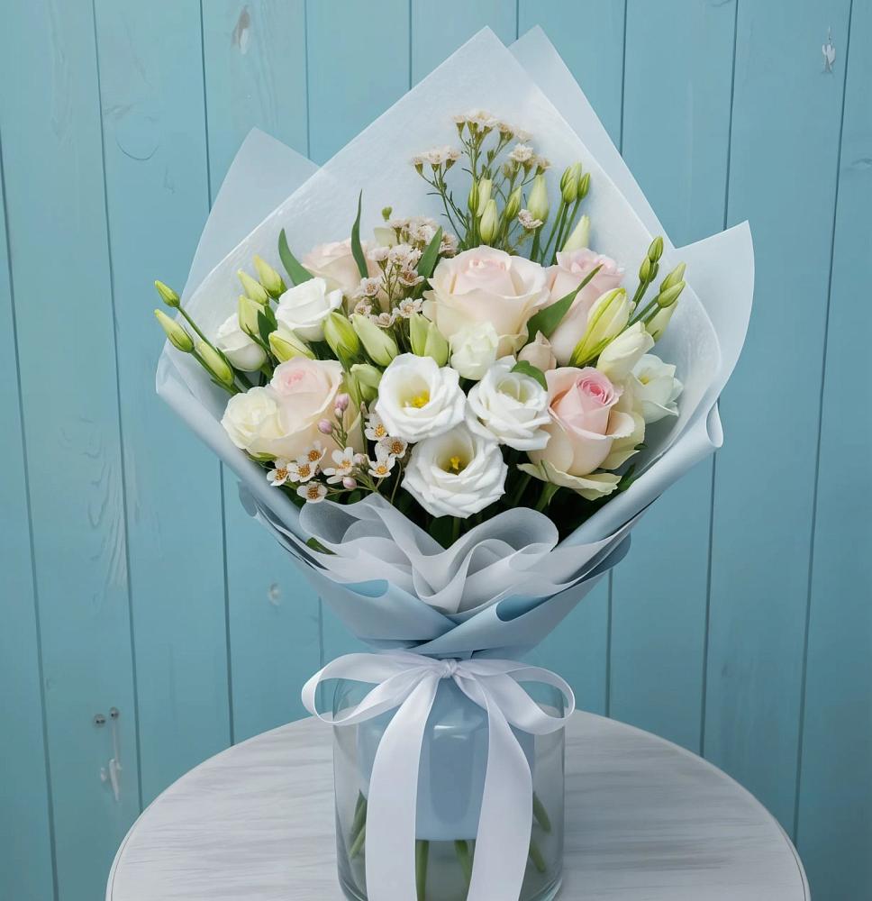 Букет цветов из: Розы и Лизиантусы в Кукморе