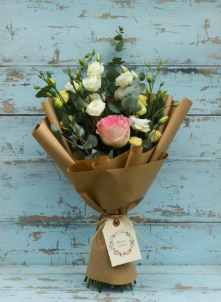 Букет цветов из: Розы и Лизиантусы в Кукморе