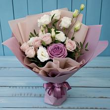 Букет цветов из:  Розы и Лизиантусы в Кукморе