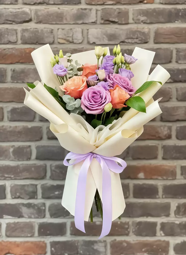 Букет цветов из: Лизиантусы и Розы в Кукморе