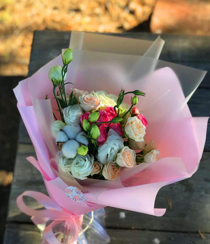 Букет цветов из: Розы и Лизиантусы в Кукморе