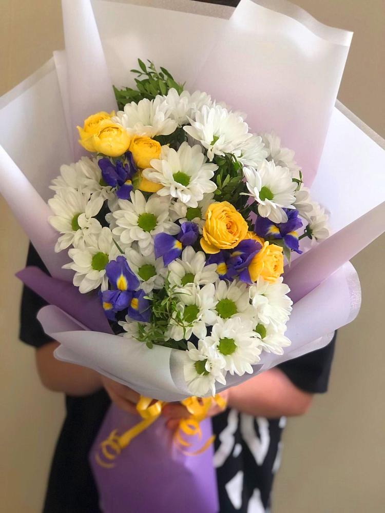 Букет цветов из: Ирисы, Хризантемы и Розы в Кукморе