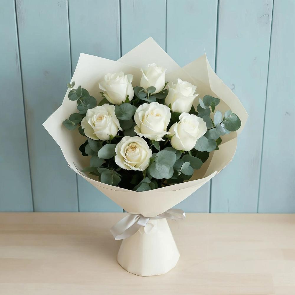 Букет Белые розы в Эвкалипте в Кукморе