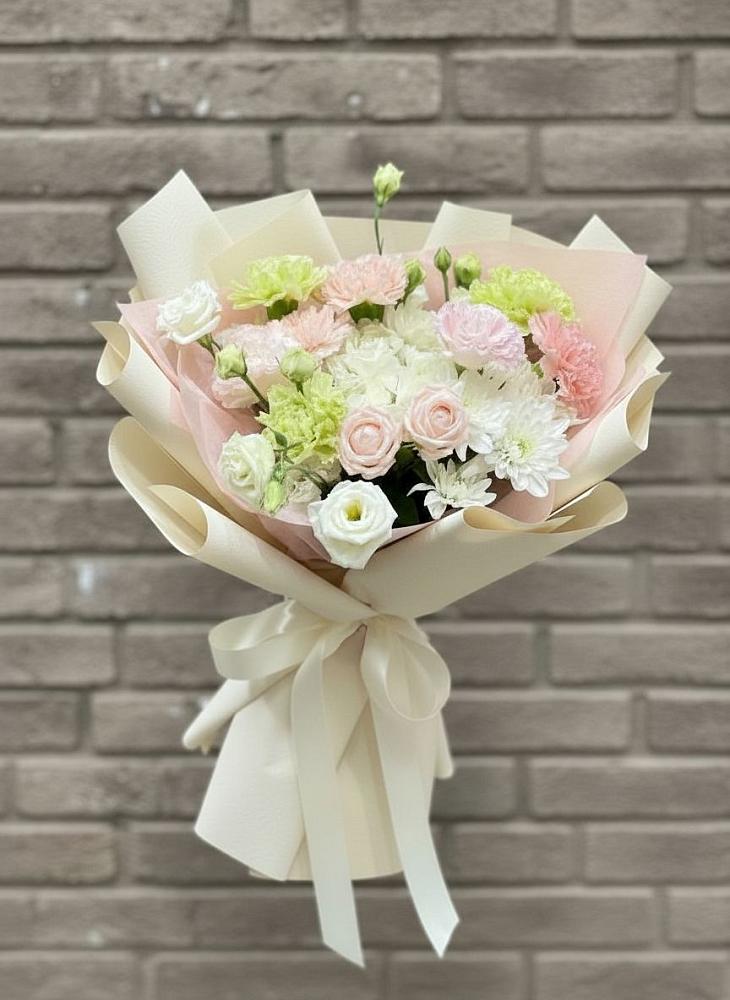 Букет цветов из: Гвоздики, Розы, Лизиантусы и Хризантемы в Кукморе