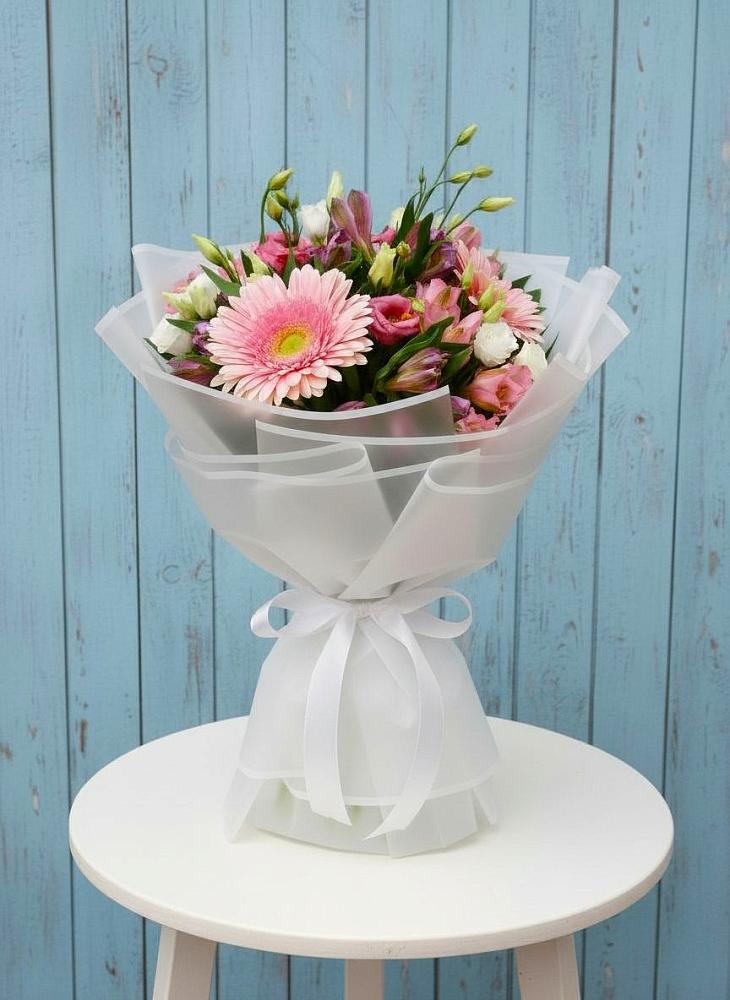 Букет цветов из: Герберы, Альстромерии и Лизиантусы в Кукморе