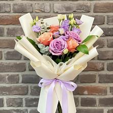 Букет цветов из:  Лизиантусы и Розы в Кукморе