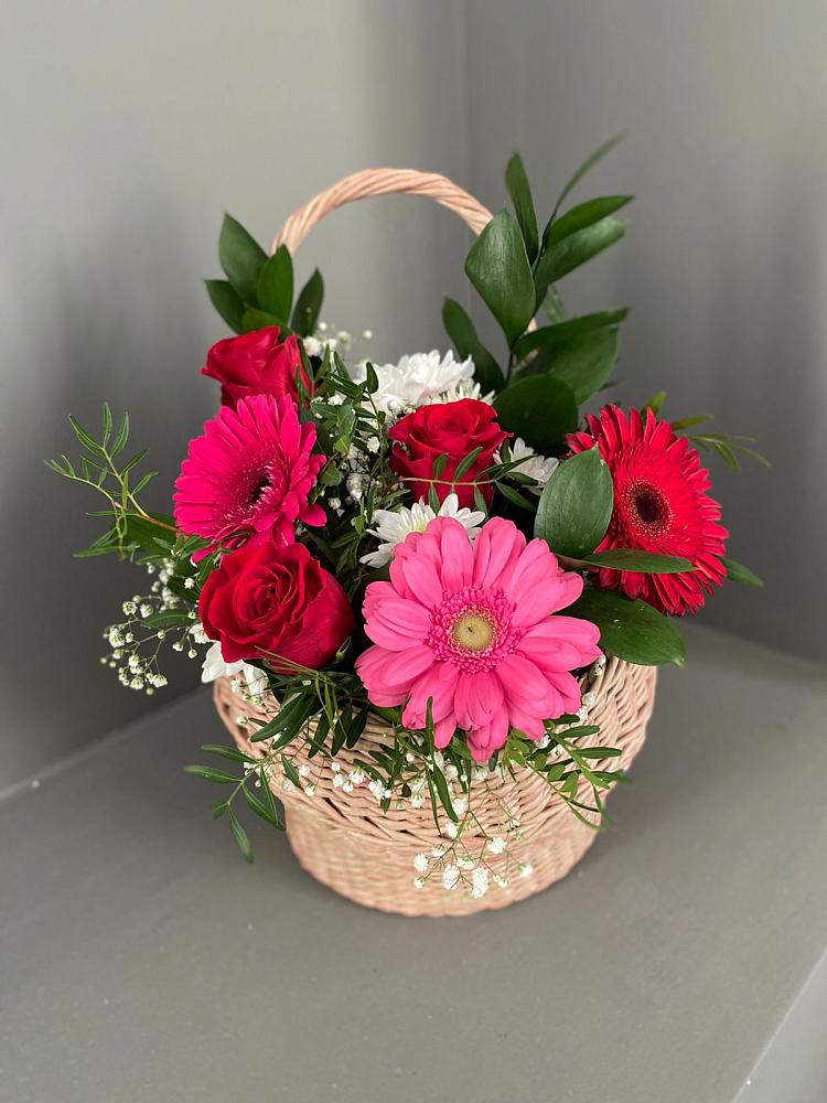 Цветочная композиция из Розы, Хризантемы и Герберы в корзине в Кукморе