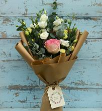 Букет цветов из:  Розы и Лизиантусы в Кукморе