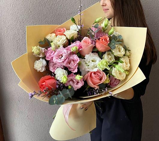 Букет цветов из: Розы, Лизиантусы и Гвоздики в Кукморе