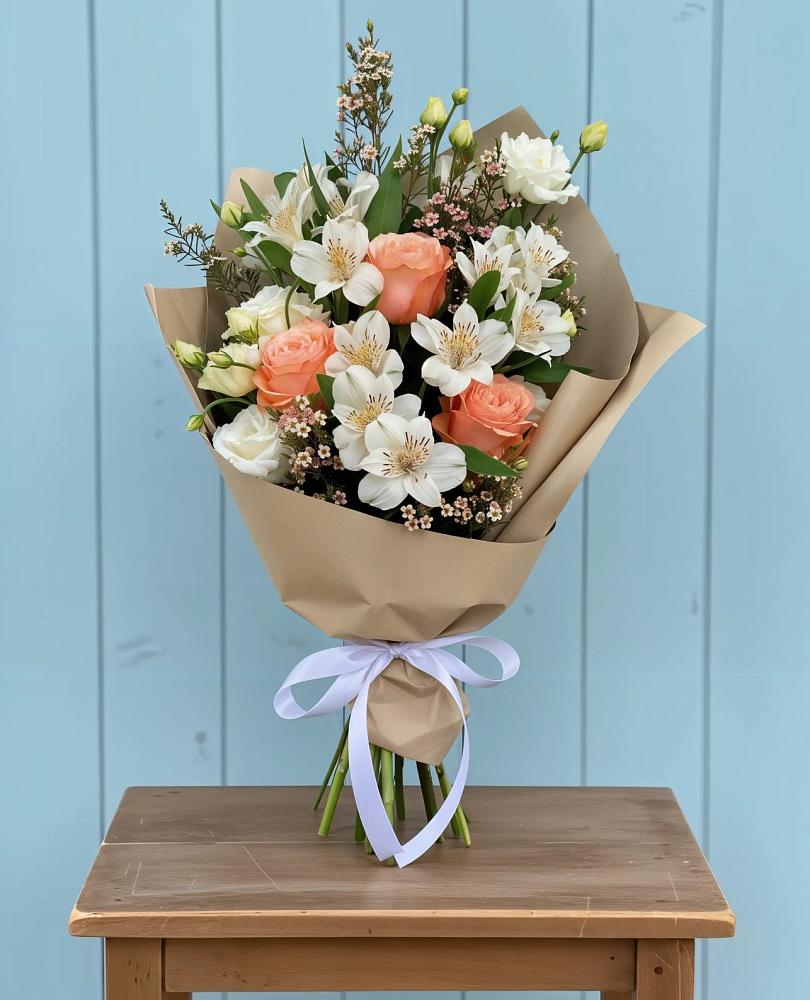 Букет цветов из: Альстромерии, Лизиантусы, Розы и Хризантемы в Кукморе