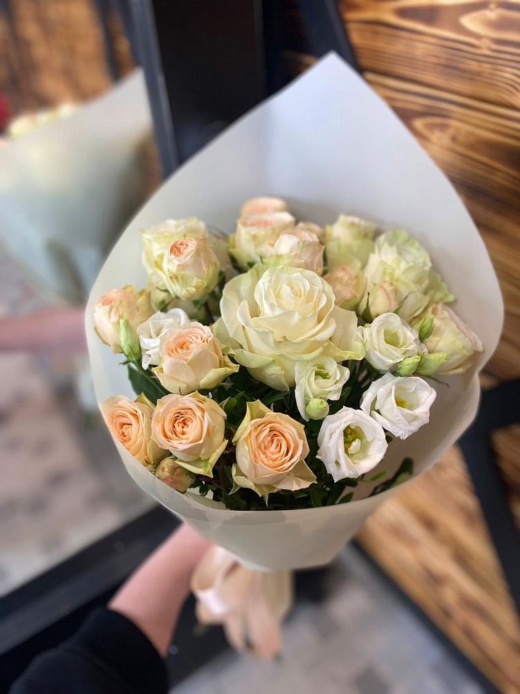 Букет цветов из: Розы и Лизиантусы в Кукморе