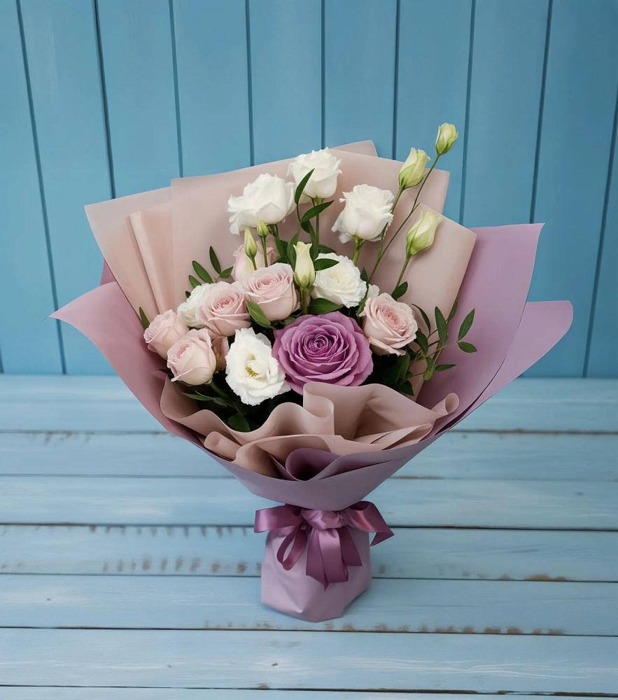 Букет цветов из: Розы и Лизиантусы в Кукморе